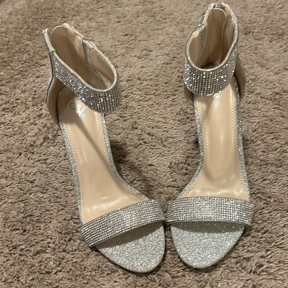 NWT Silver bling heels. Size 8 - Picture 1 of 4